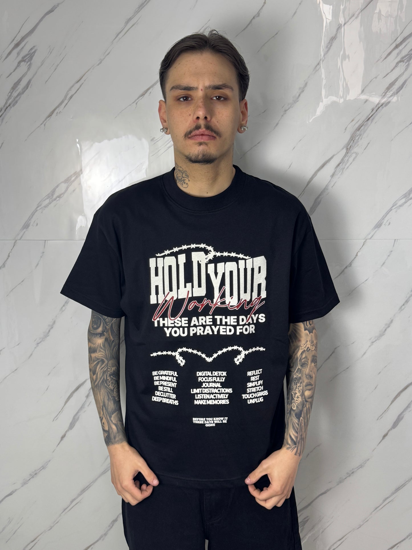 T-SHIRT HOLD YOUR